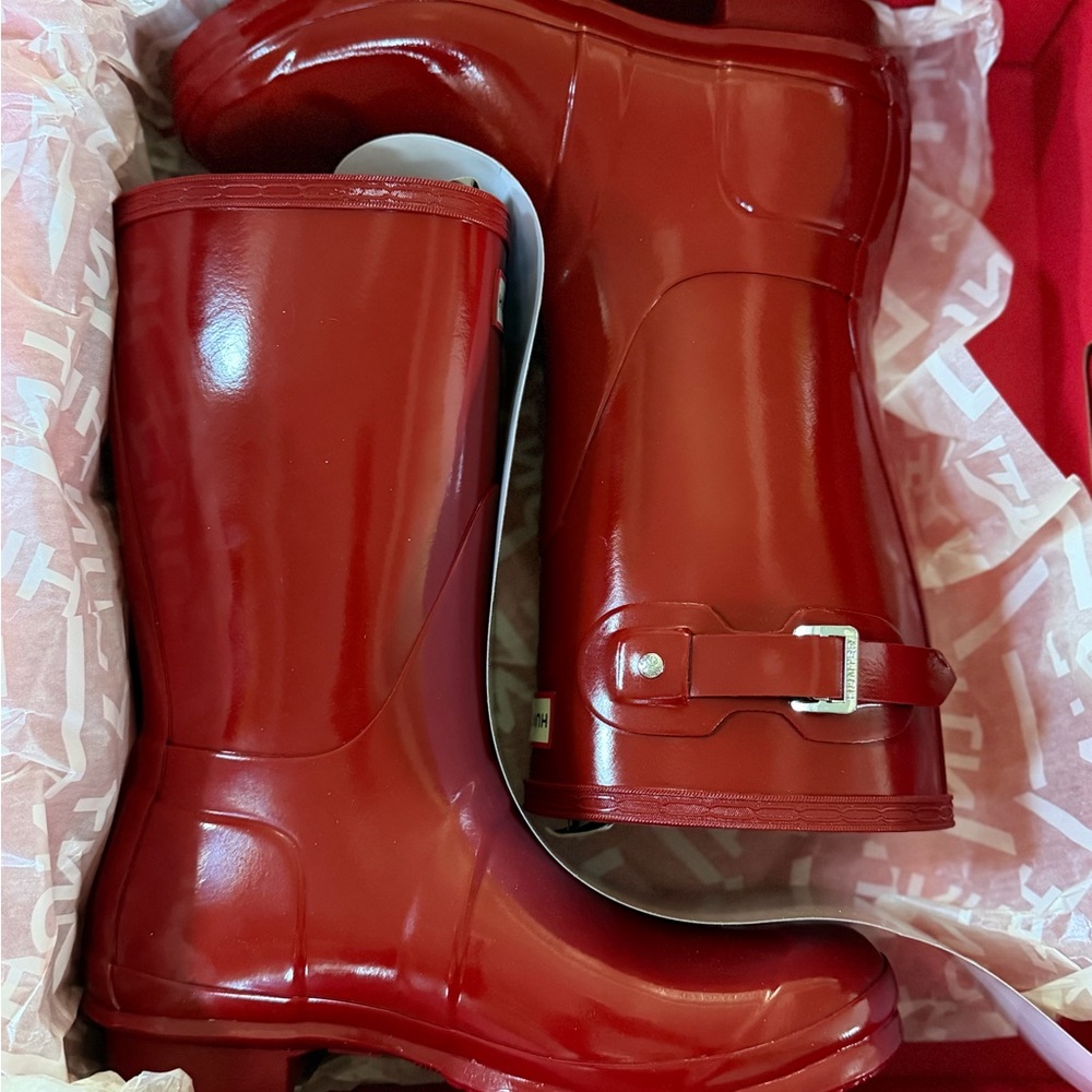 BRAND NEW Hunter Gloss Red Women's Short Rain Boots with Side Buckle